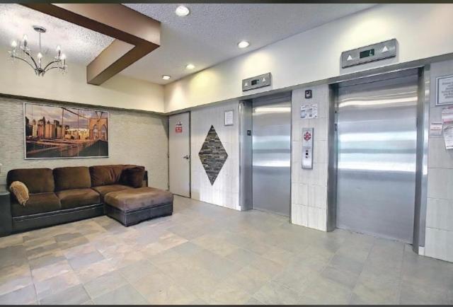Downtown River Valley Bachelor Suite Condo, Non Smoking, 12 Inches Queen Bed, Beautiful Minimalist, Very Convenient Every Where Edmonton Exterior foto