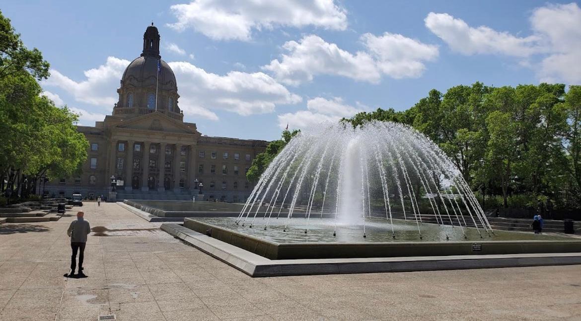 Downtown River Valley Bachelor Suite Condo, Non Smoking, 12 Inches Queen Bed, Beautiful Minimalist, Very Convenient Every Where Edmonton Exterior foto